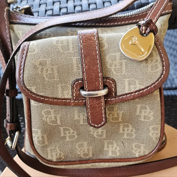 Vintage DOONEY & BOURKE CROSSBODY PURSE - Picture 2 of 6